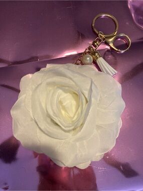 Source Unknown White Floral Rose Key Holder with Gold Hardware